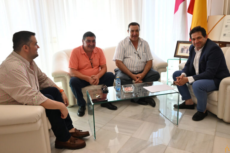 El alcalde de Granátula de Calatrava traslada a Valverde su preocupación por la viabilidad de la residencia de mayores