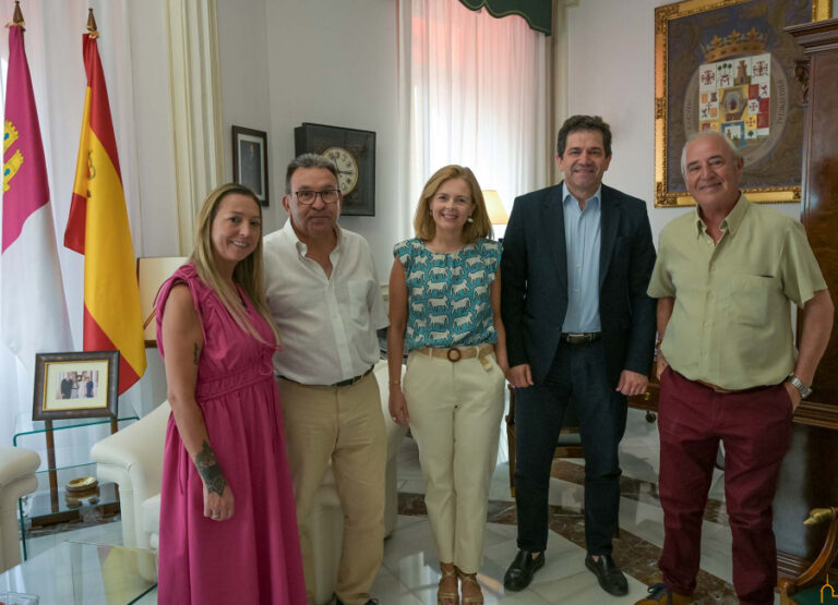 La Diputación de Nuestra Señora de las Nieves de Almagro le traslada a Miguel Ángel Valverde su anhelo de restaurar la plaza de toros de su Santuario