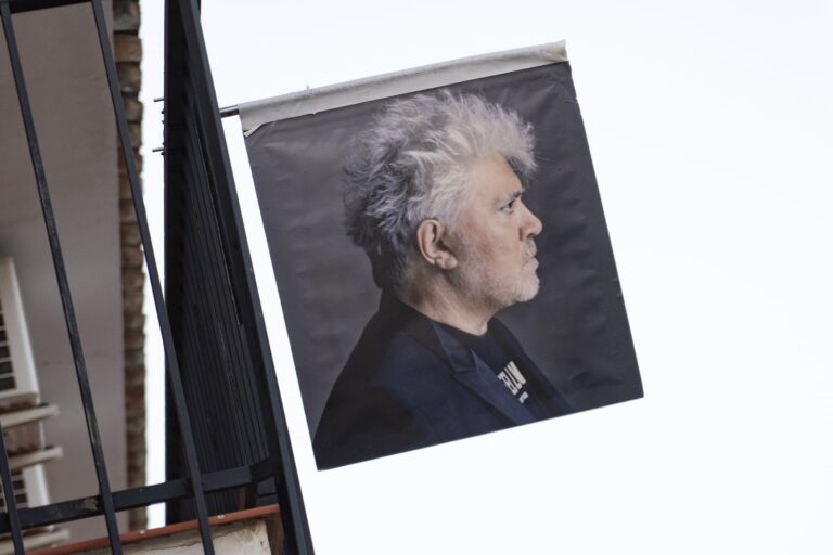 Almodóvar recibe la mayor ovación del Festival de Venecia por La habitación de al lado