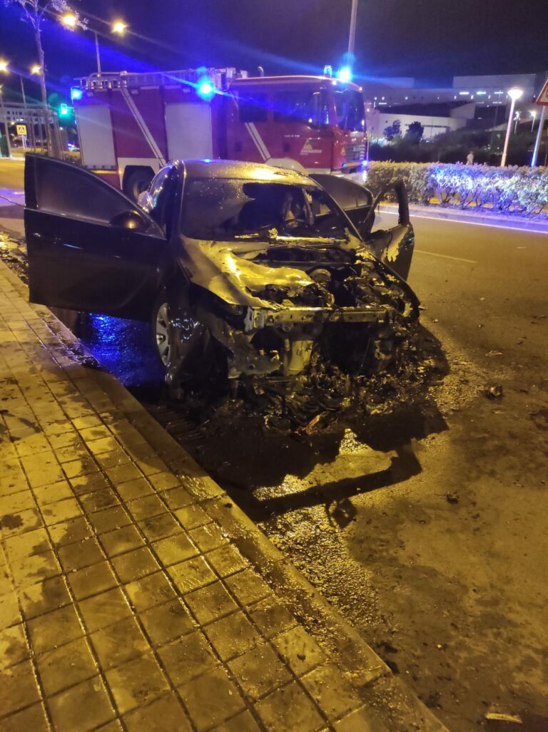 Un vehículo comenzó a arder mientras circulaba por la avenida Reyes Católicos y acabó calcinado