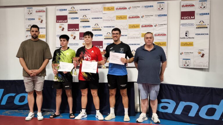 El XVI Torneo federado de tenis de mesa alza a Alberto López como campeón