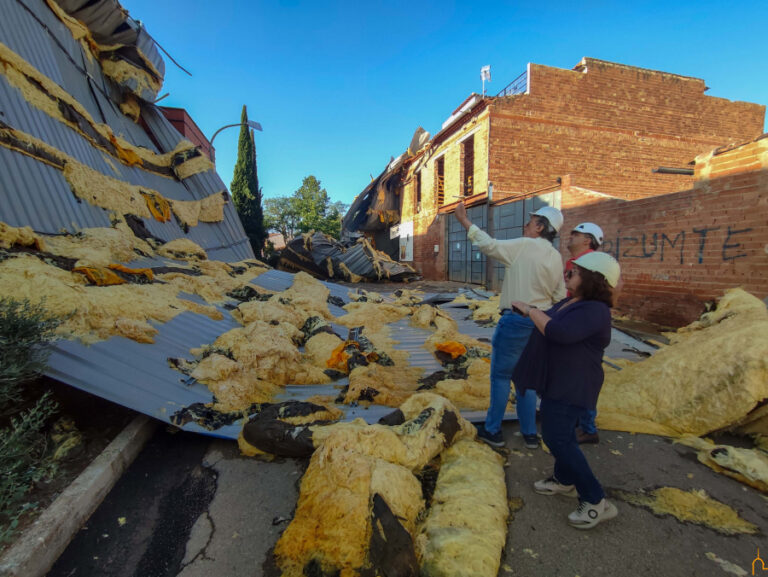 Técnicos de la Diputación y del Ayuntamiento de Castellar de Santiago examinan los graves daños producidos en el pabellón municipal por una fuerte tormenta