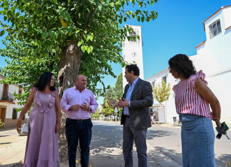 Valverde remarca que la Diputación ofrece un mayor apoyo económico proporcional por habitante a los pueblos más pequeños
