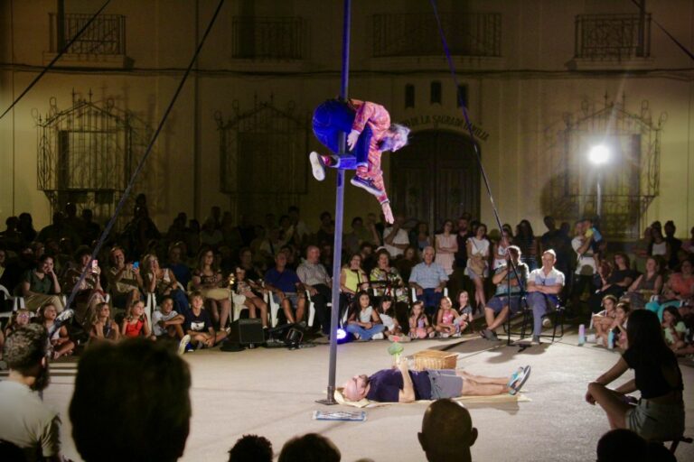 La ‘Noche de Poesía’ y el Circo ‘Playground’ animan a una gran multitud de vecinos a disfrutar de los Escenarios de Verano