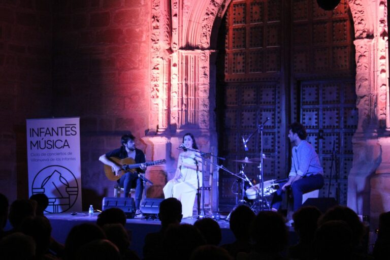 El embrujo de Laura Marchal enamora al público de Infantes_Música