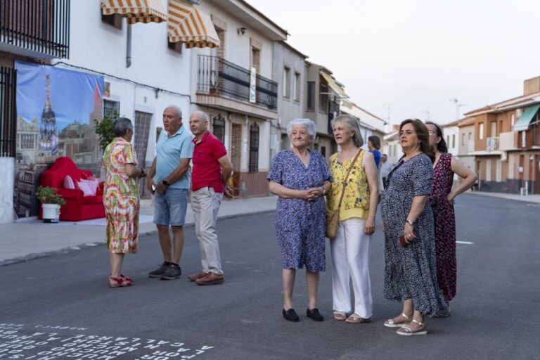 La bella exposición de las vecinas de la Calzada de Calatrava en homenaje a Pedro Almodóvar cautiva a vecinos y turistas
