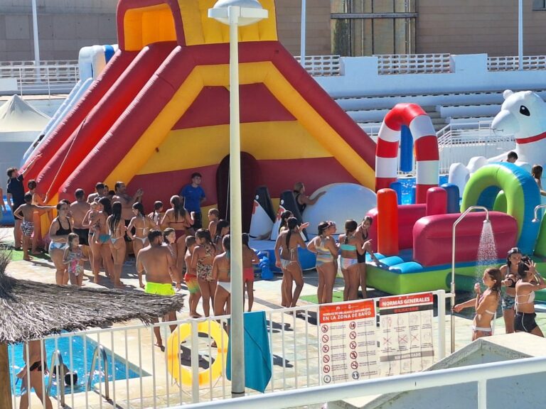 Puertollano: El parque acuático de la piscina municipal atrae a numerosos bañistas