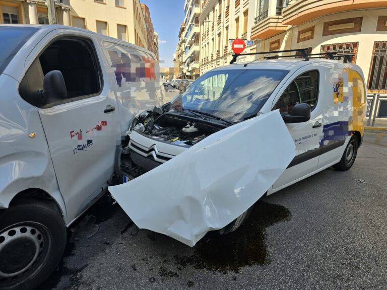 Accidente en la calle Alarcos y detenido un individuo por amenazar con un cuchillo de “grandes dimensiones” a personas en el recinto ferial