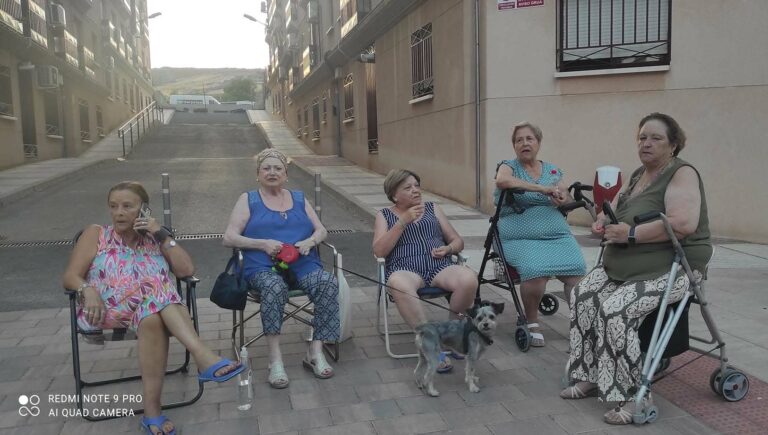 Vecinas de Puertollano salen a tomar el fresco en sillas y andadores en protesta por la falta de bancos
