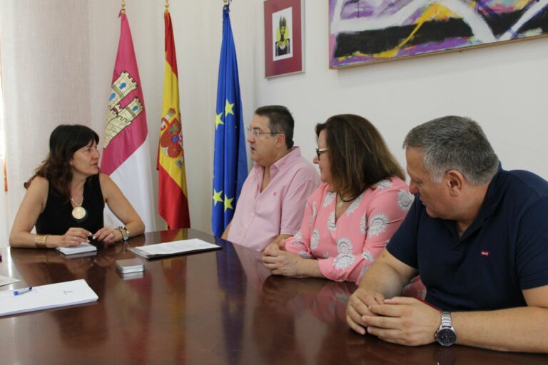 Blanca Fernández traslada el apoyo de la Junta para enriquecer las tradiciones como representa la Hermandad de la Virgen del Prado 