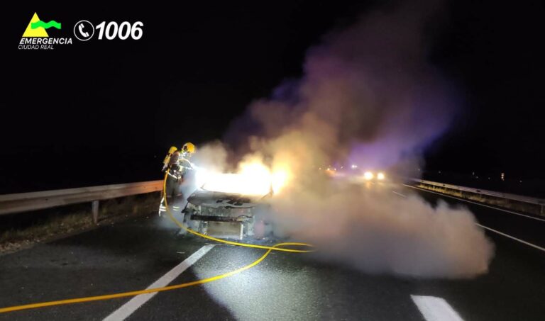 Arde un coche en la autovía A-41 entre Puertollano y Ciudad Real