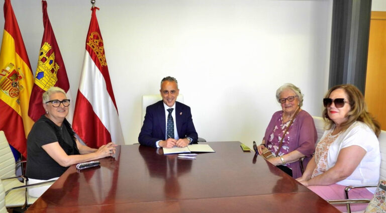 El Ayuntamiento de Puertollano firma un convenio de colaboración para impulsar la actividad del Centro de Mayores I