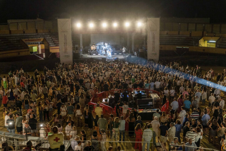 La música de “Efecto Pasillo” llena de optimismo Almodóvar del Campo gracias a los conciertos en lugares emblemáticos de la Diputación
