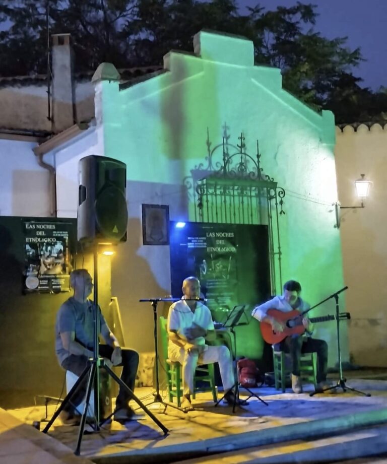 La voz flamenca de Emiliano López envuelve los jardines del Etnológico