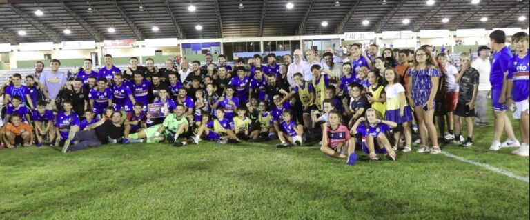 El alcalde de Puertollano celebra con los aficionados el triunfo del Calvo Sotelo en el trofeo regional «CLM en Juego”