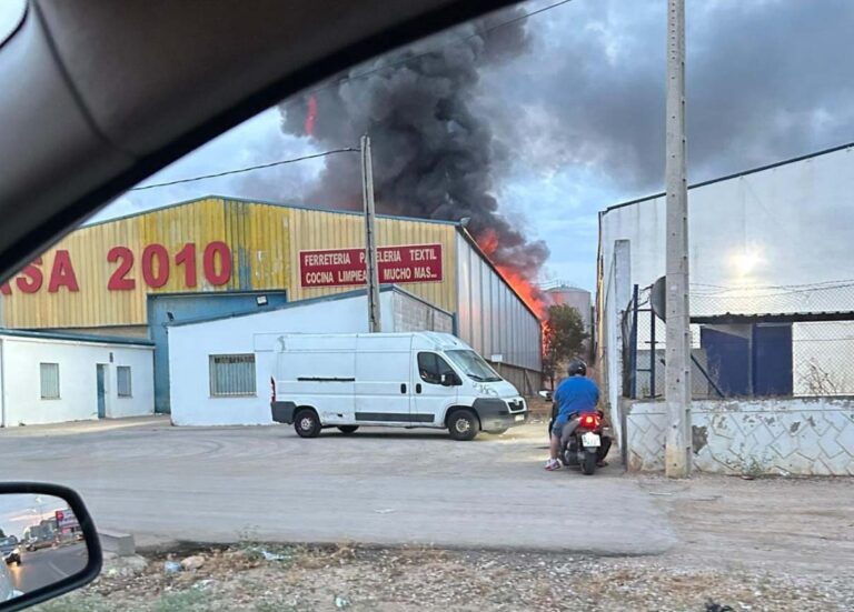 La nave de un bazar chino en Tomelloso queda totalmente calcinada tras un incendio que ya está controlado