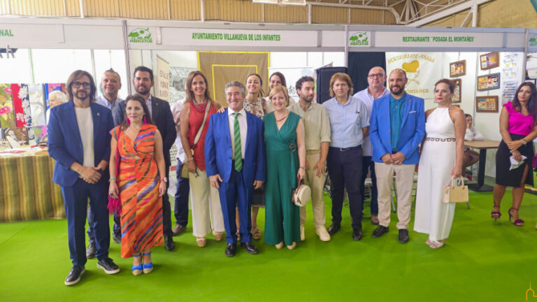 La vicepresidenta segunda, Sonia González, muestra el apoyo de la Diputación al medio rural y al turismo cinegético en Mencatur