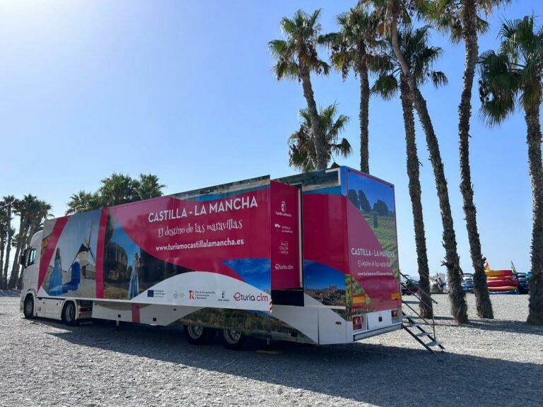 El tráiler del ‘Destino de las Maravillas’ de Castilla-La Mancha se estrena en la Comunidad Valenciana tras recorrer las costas de Andalucía y Murcia