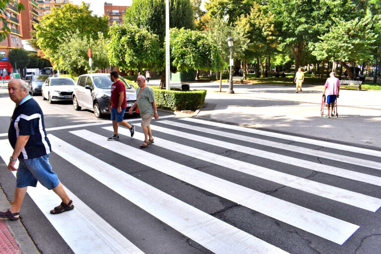 Puertollano: Reforzada la seguridad vial del Paseo de San Gregorio con el pintado de los pasos de peatones