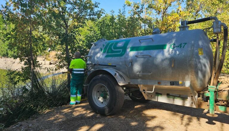 Puertollano refuerza medidas para preservar Las Pocitas, incluida la aportación de 25.000 litros de agua no potable y limpieza del recinto