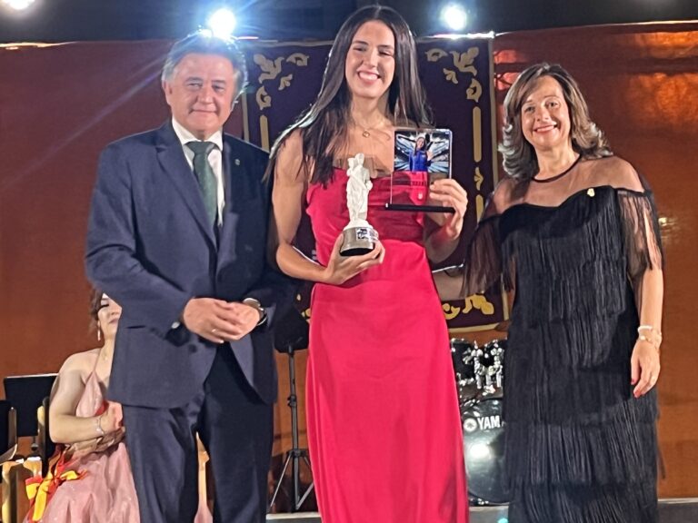 Daimiel se viste de Feria con el emotivo pregón de la olímpica Laura Cabanes y la Medalla de Honor al Coro Romero Virgen de la Cabeza