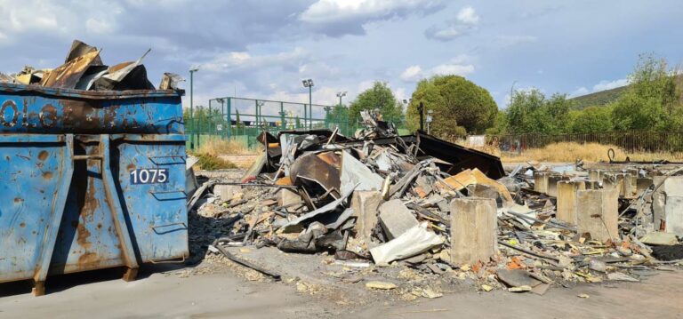 Puertollano: Demuelen el calcinado edificio del centro de raquetas