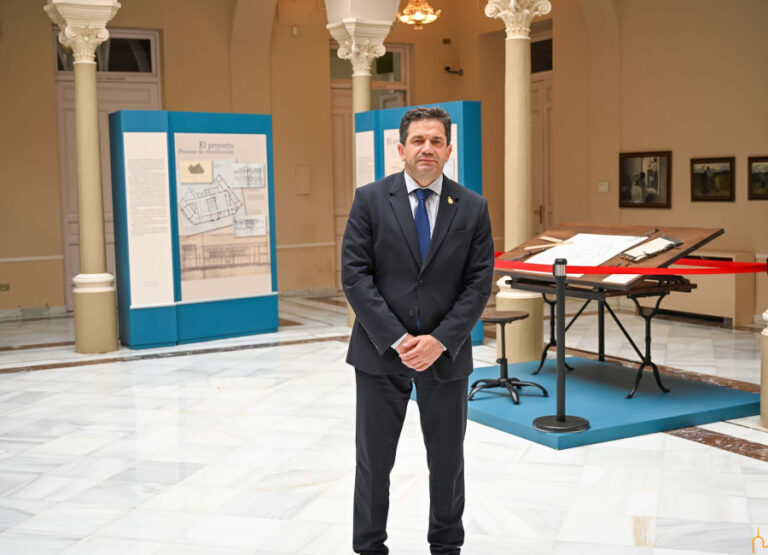 Valverde prolonga la exposición conmemorativa del 130 aniversario del Palacio provincial hasta principios de año