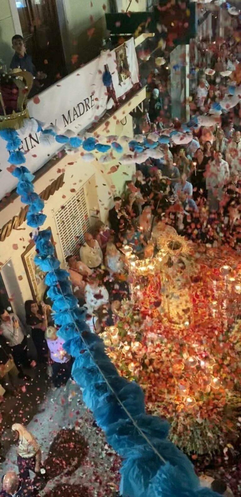 Puertollano: La Asociación Cofrade “El Capirote” organizó una espectacular lluvia de pétalos en honor a la Virgen de Gracia