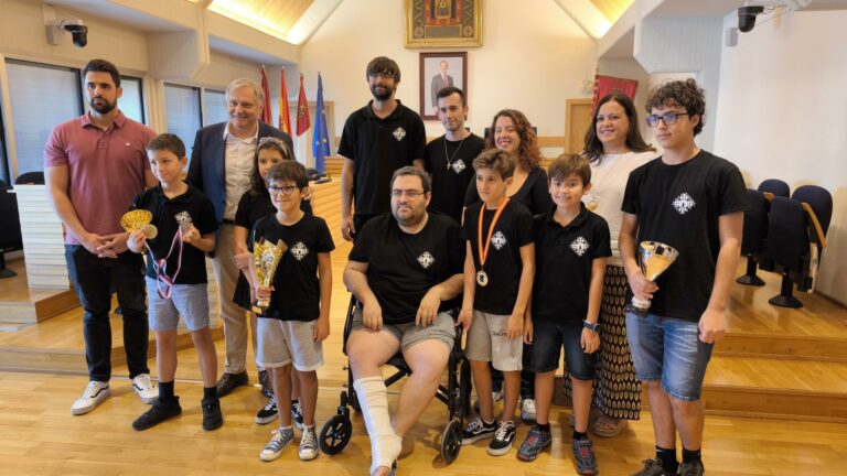 El Ayuntamiento de Ciudad Real recibe al joven ajedrecista Sebastián Fuentes y compañeros del Club