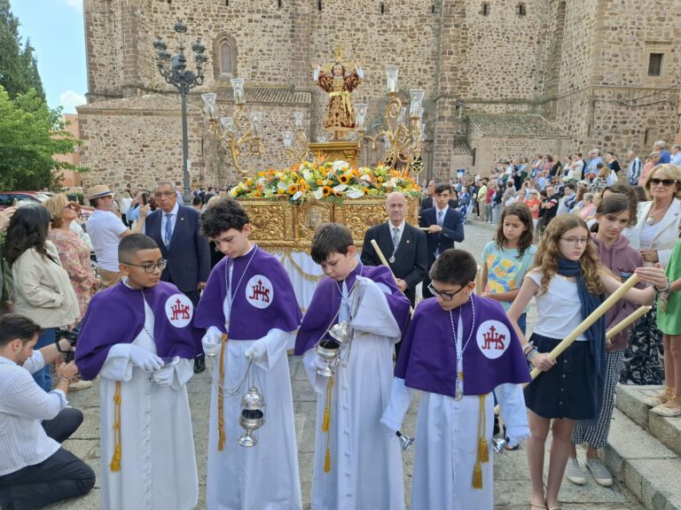 Un día para la historia de la Semana Santa de Puertollano con la salida procesional del Niño Jesús