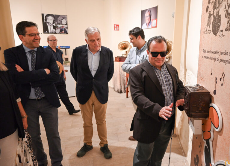 Valverde pone de relieve en la inauguración de la exposición “Toca la Radio” el papel que cumple este medio en la vida de los invidentes