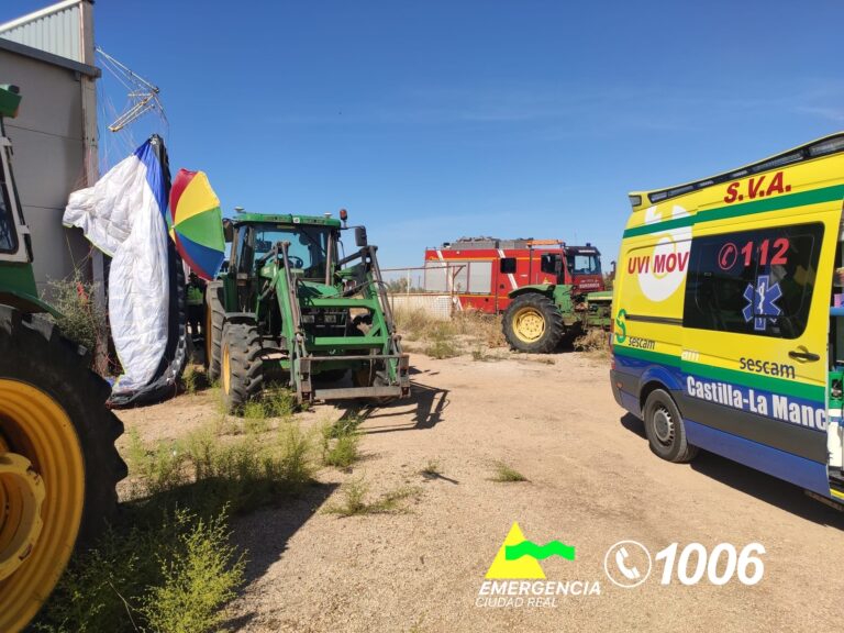 Herido un hombre tras precipitarse contra un tractor mientras volaba con un paramotor en Tomelloso