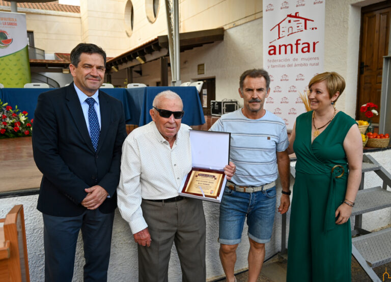 Valverde reitera en la Feria de Productos Locales Hortofrutícolas de Argamasilla de Alba su compromiso con el campo y la ganadería de la provincia
