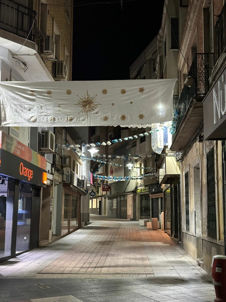 Puertollano: La Asociación Cofrade «El Capirote» decora una año más la calle Aduana