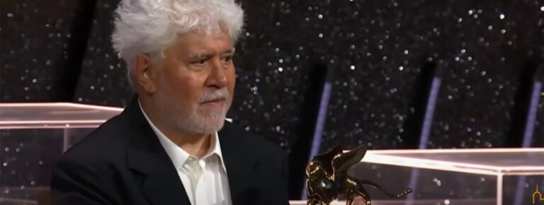 El presidente de la Diputación felicita a Almodóvar por la consecución del León de Oro en el Festival Internacional de Cine de Venecia