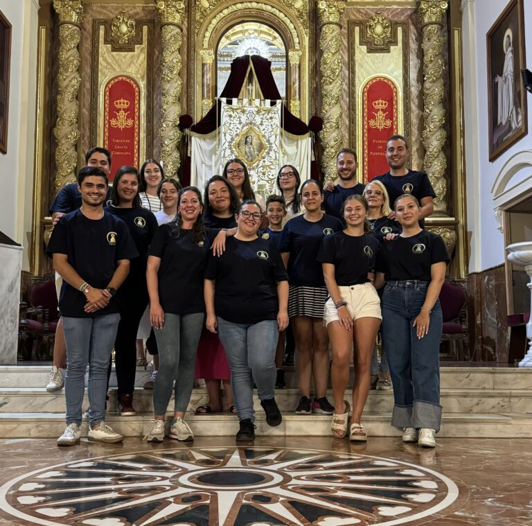 Puertollano: El grupo joven de la Cofradía de Señoras de la Virgen de Gracia engalana las inmediaciones de la ermita