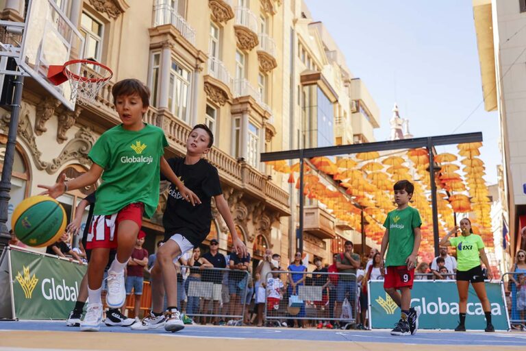 La emblemática Plaza del Altozano vive una exitosa jornada de baloncesto gracias al Circuito Globalcaja 3×3 en el que participaron 200 deportistas