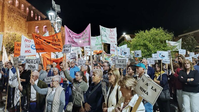 Más de mil personas claman en Torrenueva contra la minería de tierras raras