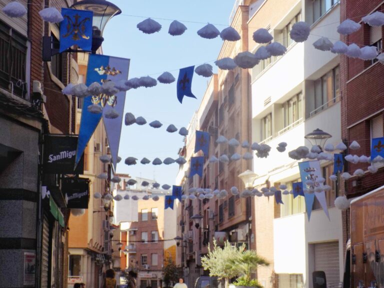 Puertollano: La Cofradía del Niño Jesús presenta la decoración de la Calle Calzada para la Virgen de Gracia