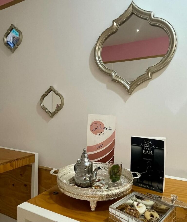 «Nos vemos en el bar”, el libro de Yakela Relabe, también llega a Ciudad Real