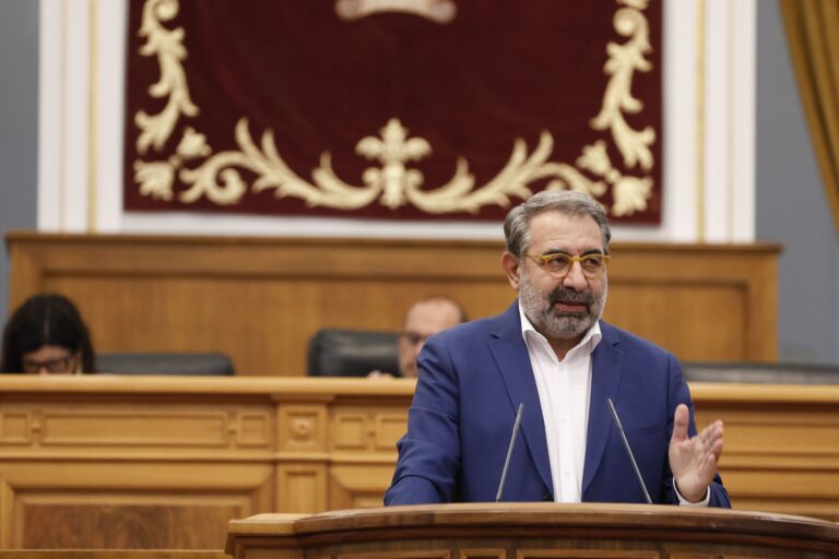 El consejero de Sanidad dice que seguirán «contratando e invirtiendo» frente a la «grave situación» que ven PP y Vox