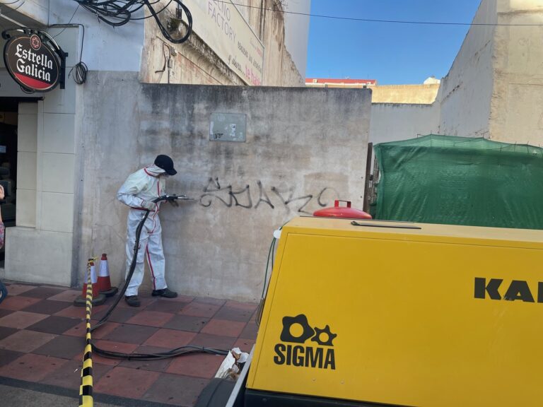 La limpieza de pintadas en Ciudad Real aumenta su área de actuación en 1.500 metros cuadrados más