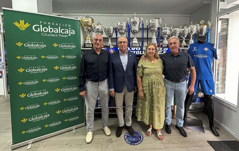 La Fundación Globalcaja colabora en la mejora de las condiciones deportivas de la escuela del Calvo Sotelo CF de Puertollano