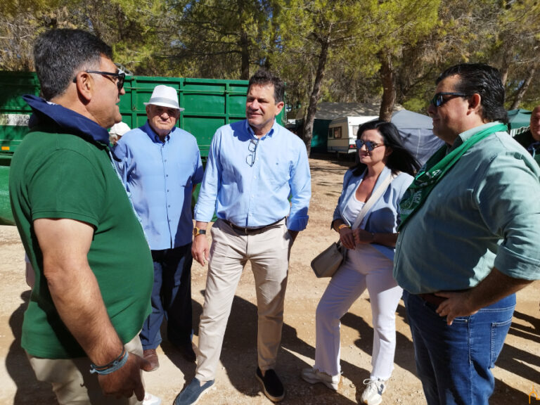 El presidente de la Diputación asiste a la romería de la Virgen de la Carrasca, las más multitudinaria del Campo de Montiel
