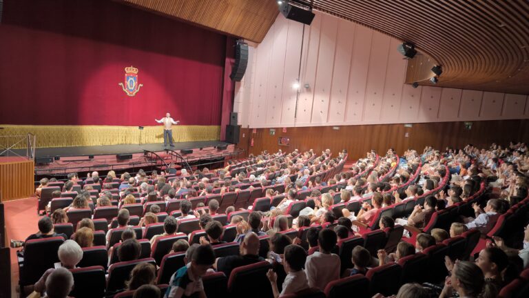 Rotundo éxito de la Gran Gala Mágica con 900 personas en el Teatro Quijano