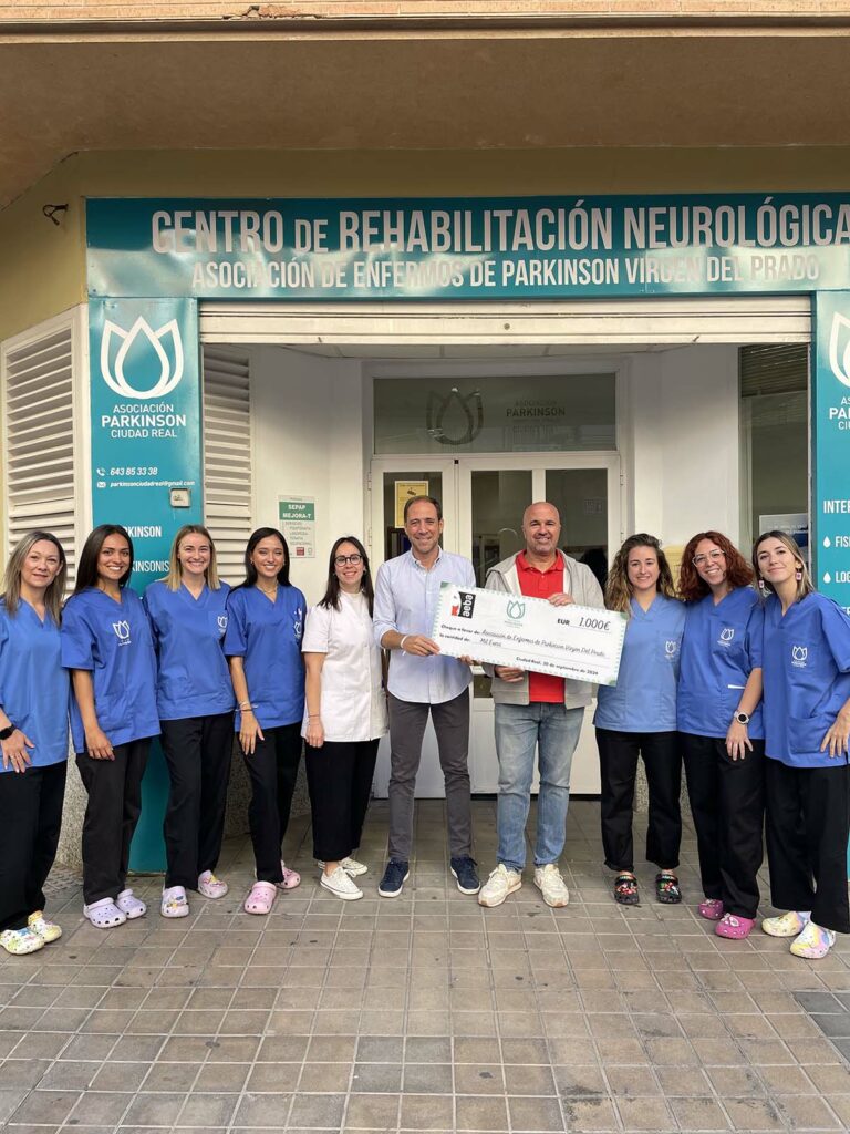 Los Árbitros Españoles de Baloncesto Asociados (AEBA) muestran su compromiso con la Asociación de Parkinson de Ciudad Real