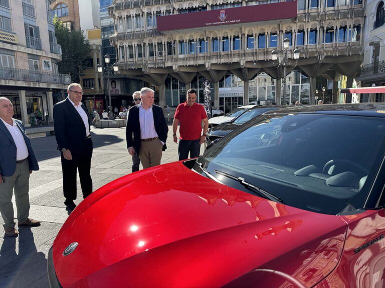 La Semana de la Movilidad de Ciudad Real comienza con una exposición de vehículos híbridos y eléctricos