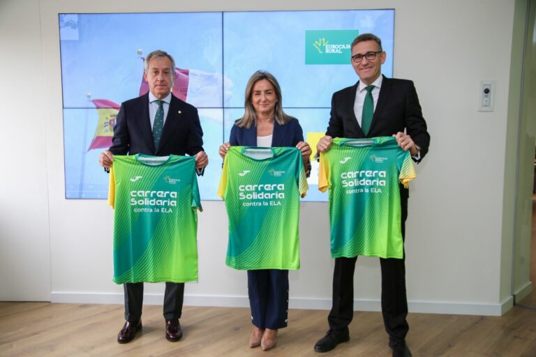 Milagros Tolón recibe la camiseta de la Carrera Solidaria contra la ELA organizada por la Fundación Eurocaja Rural