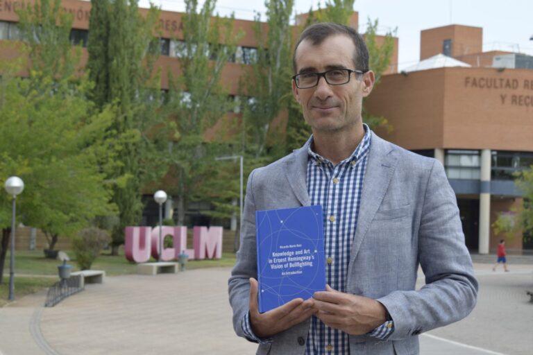 El profesor de la UCLM Ricardo Marín ha publicado un libro sobre la influencia de la tauromaquia y el arte en las obras literarias de Hemingway