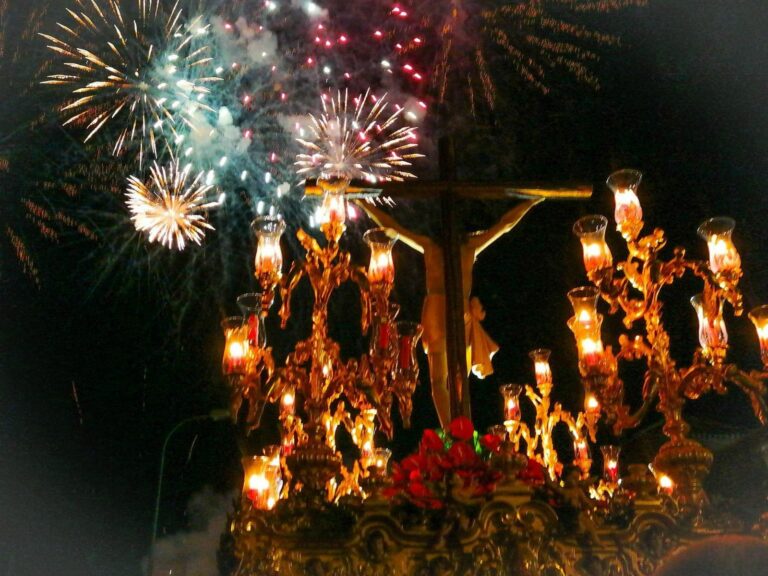 El Santísimo Cristo Salvador del Mundo de Calzada de Calatrava ilumina el cielo y las redes sociales
